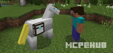 Игрок рядом с маханической лошадью