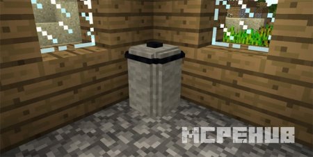 Корзина для мусора в углу дома