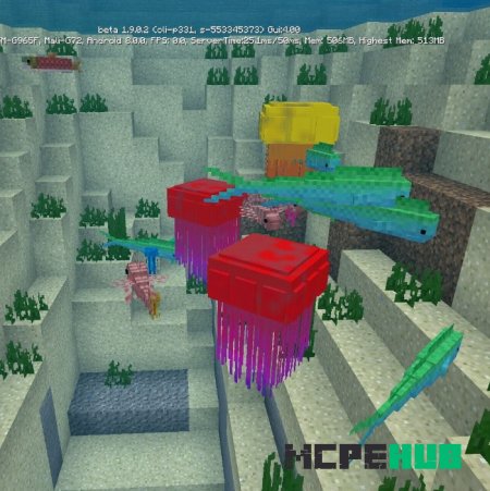 Несколько рыб-львов, плавающих рядом с медузами