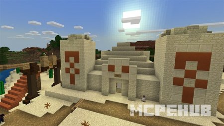 Огромный пустынный храм на фоне яркого солнца