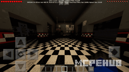 Игрок в одной из комнат здания аниматроников с чёрно-белым оформлением полов