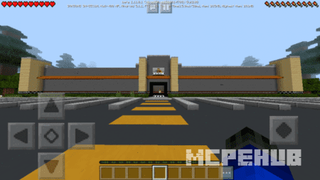 Игрок на парковке смотрит на огромное помещение аниматроников