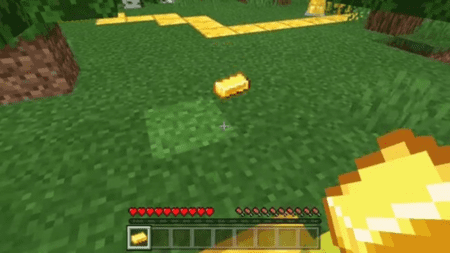 золотой слиток из травы