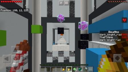 Игрок проходит карту с 2500 уровнями паркура