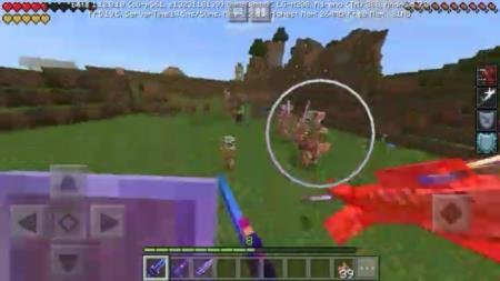 Игрок атакует толпу мобов с помощью нового вида оружия, добавленного модом