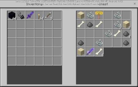 Множество предметов в сундуке, среди которых один из мечей, добавляемых модом