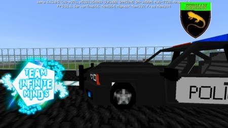 Вид сбоку на переднюю часть полицейской машины Dodge Charger