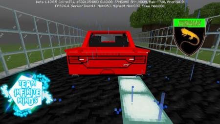 Вид сзади на машину Dodge Charger, едущую по трассе