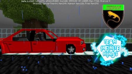 Вид сбоку на автомобиль Додж Чарджер под дождём