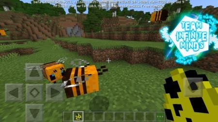 Две пчелы, летающие очень близко к игроку