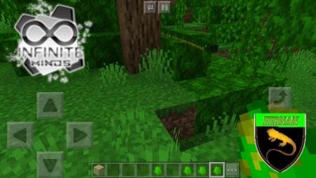 Зелёная змея, сливающаяся с блоками травы