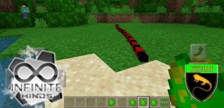 Красно-чёрная змея ползёт к игроку