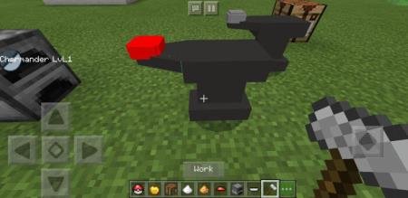 Красный и железный диски на наковальнях, а также игрок с молотом