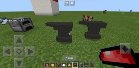 Игрок с красным диском перед наковальней