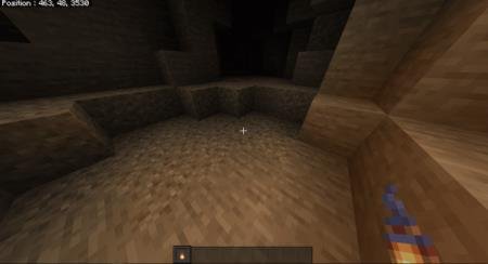 Игрок с факелом и излучающимся с него динамическим светом