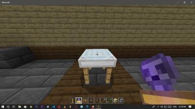 Игрок с уничтожителем блоков в руках стоит перед безопасным столом