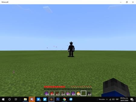 Жуткий аниматроник вдалеке, стоящий спиной к игроку