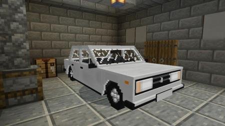 Белый ВАЗ 2105 (Пятёрочка) в гараже