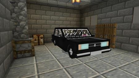 Очень мощная машина ВАЗ 2105 в чёрной расцветке, способная перевозить лишь одного игрока