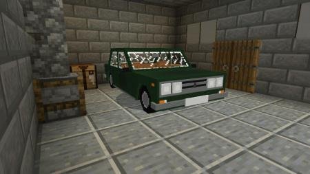 Зелёная шестёрка в гараже