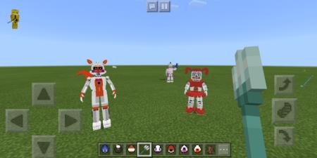 Игрок с трезубцем перед парой аниматроников