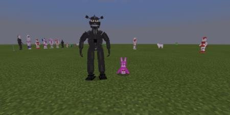 Огромный и маленький аниматроники перед игроком