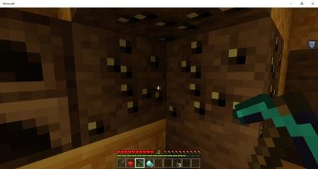 Игрок с алмазной киркой добывает руду Нижнего мира