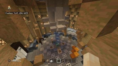 Игрок внутри помещения с множеством фонарей и конструкцией посередине