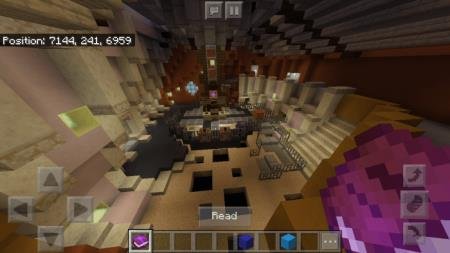 Игрок с книгой в руках внутри Тардиса