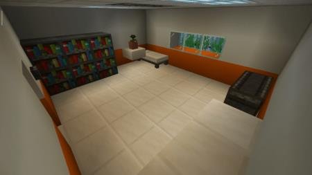 Комната для заключённых с тремя кроватями и библиотечной полкой