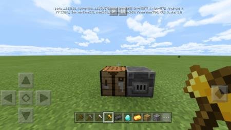 Игрок с золотым молотом стоит перед верстаком