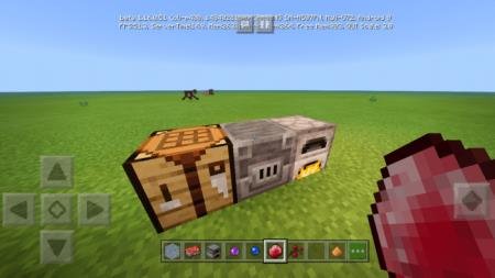 Сладкая выпечка в руках у игрока