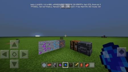 Игрок с камнем сапфира в руках