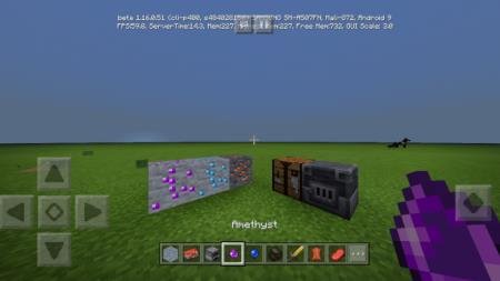 Аметистовый камень в руках у игрока