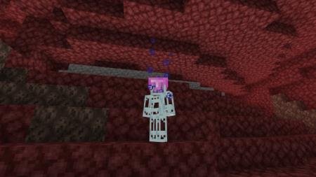 Игрок, надевший на себя шлем из розового сапфира, придающий эффект ночного видения