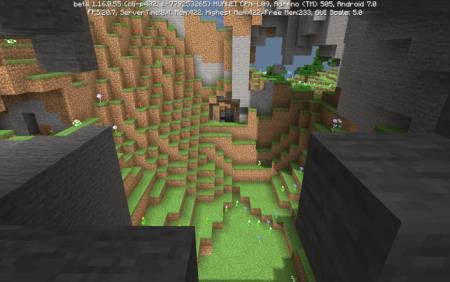 Взгляд с холма на небольшую цветочную поляну