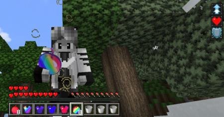 Игрок с радужным яблоком в руках