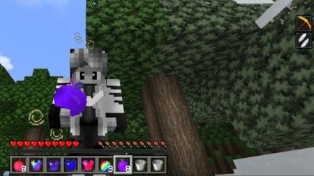 Фиолетовое аметистовое яблоко в руке игрока