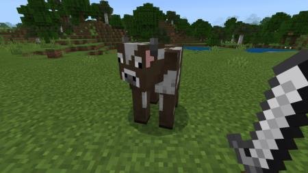 Игрок с мечом в руках собирается убить корову