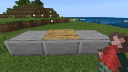 Игрок с рыбой подходит к разделочной доске