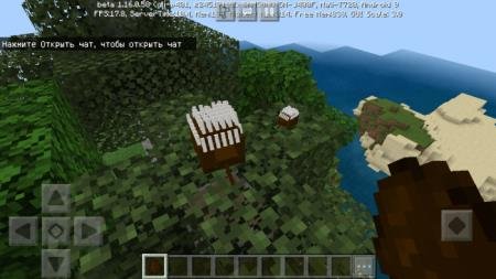 Ёж вместе с детёнышем сидит на дереве