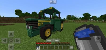 Игрок с ведром воды идёт снабжать трактор водой для разбрызгивателя