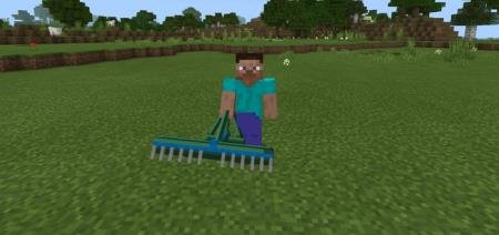 Игрок идёт с разбрызгивателем в руках