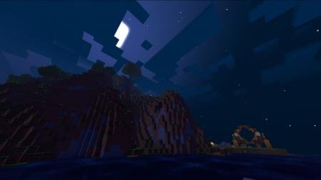 Луна четко проглядывает из-за облаков