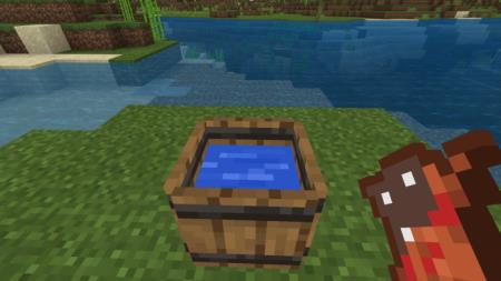 Игрок с кожей зайца перед бочкой с водой