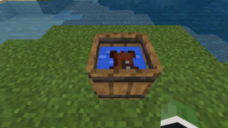 Тёмная кожа, пропитавшаяся водой