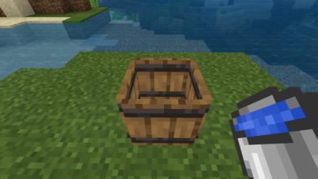 Игрок с ведром полным воды перед бочкой