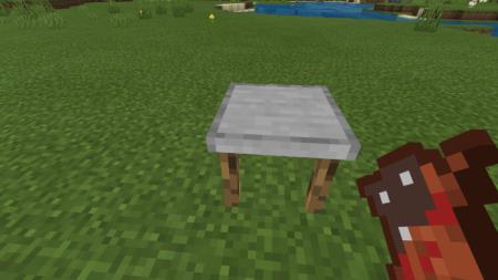 Игрок с кожей, пропитанной водой перед рабочей станцией