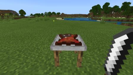 Игрок с ножом перед рабочей станцией с кожей зайца, пропитанной водой