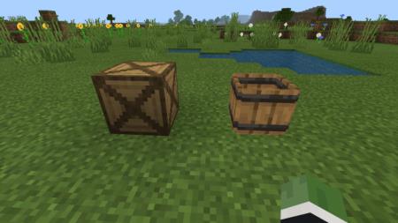 Ящик с бочкой и сама бочка справа от неё